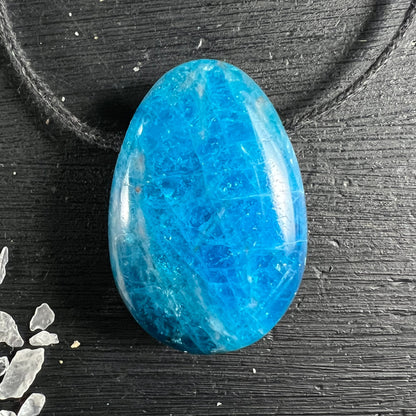 Blauer Apatit Tropfen | leuchtendes Ozeanblau | auf schwarzem Holz | Band | Happy Minerals
