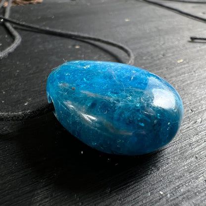 Blauer Apatit Anhänger | seitliche Ansicht | türkis-blaues Leuchten | Band | Happy Minerals