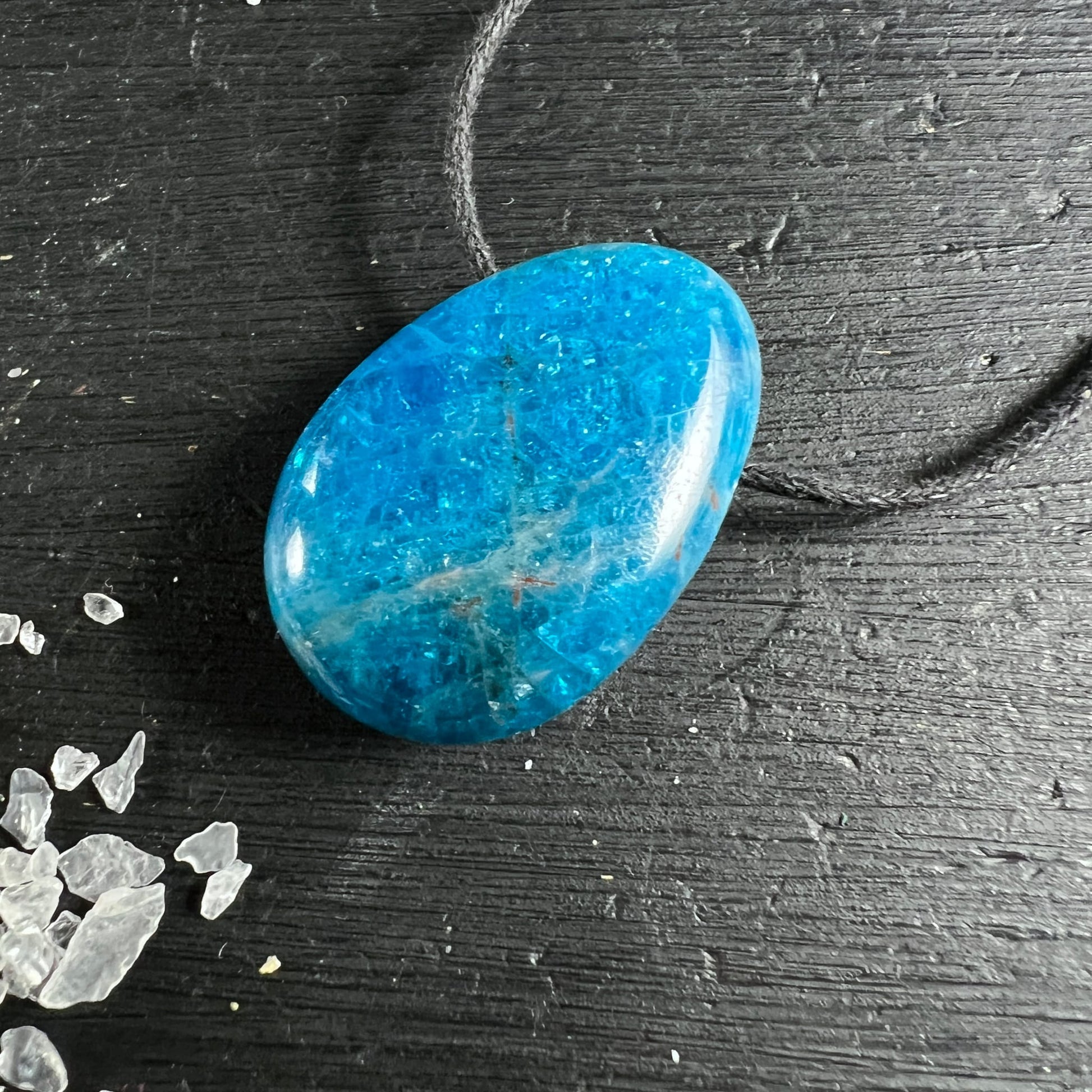 Blauer Apatit Tropfen | von oben | intensive Blautöne | weißliche Einschlüsse | Happy Minerals
