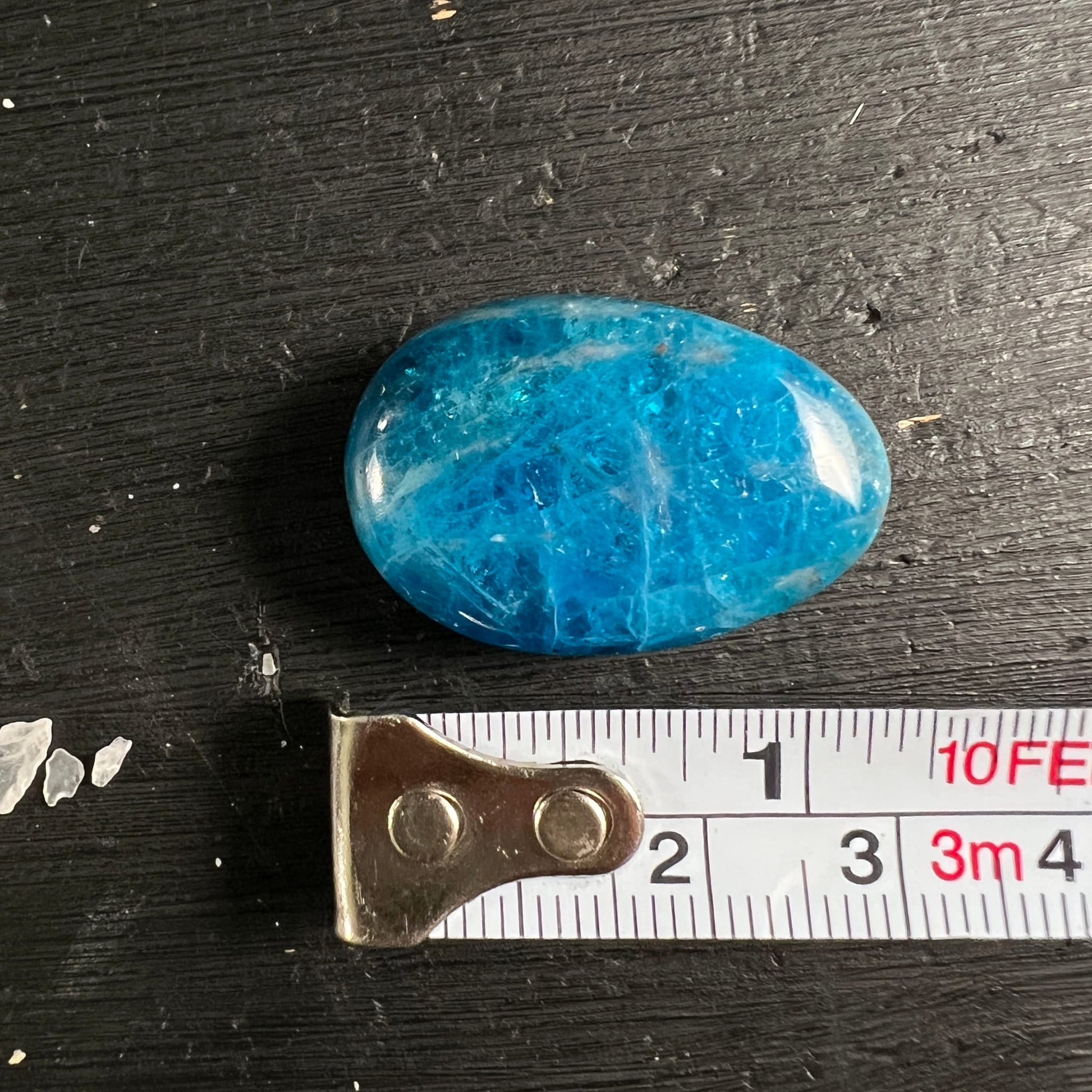 Blauer Apatit Tropfen | Größenvergleich mit Maßband | ca. 4 cm | Happy Minerals