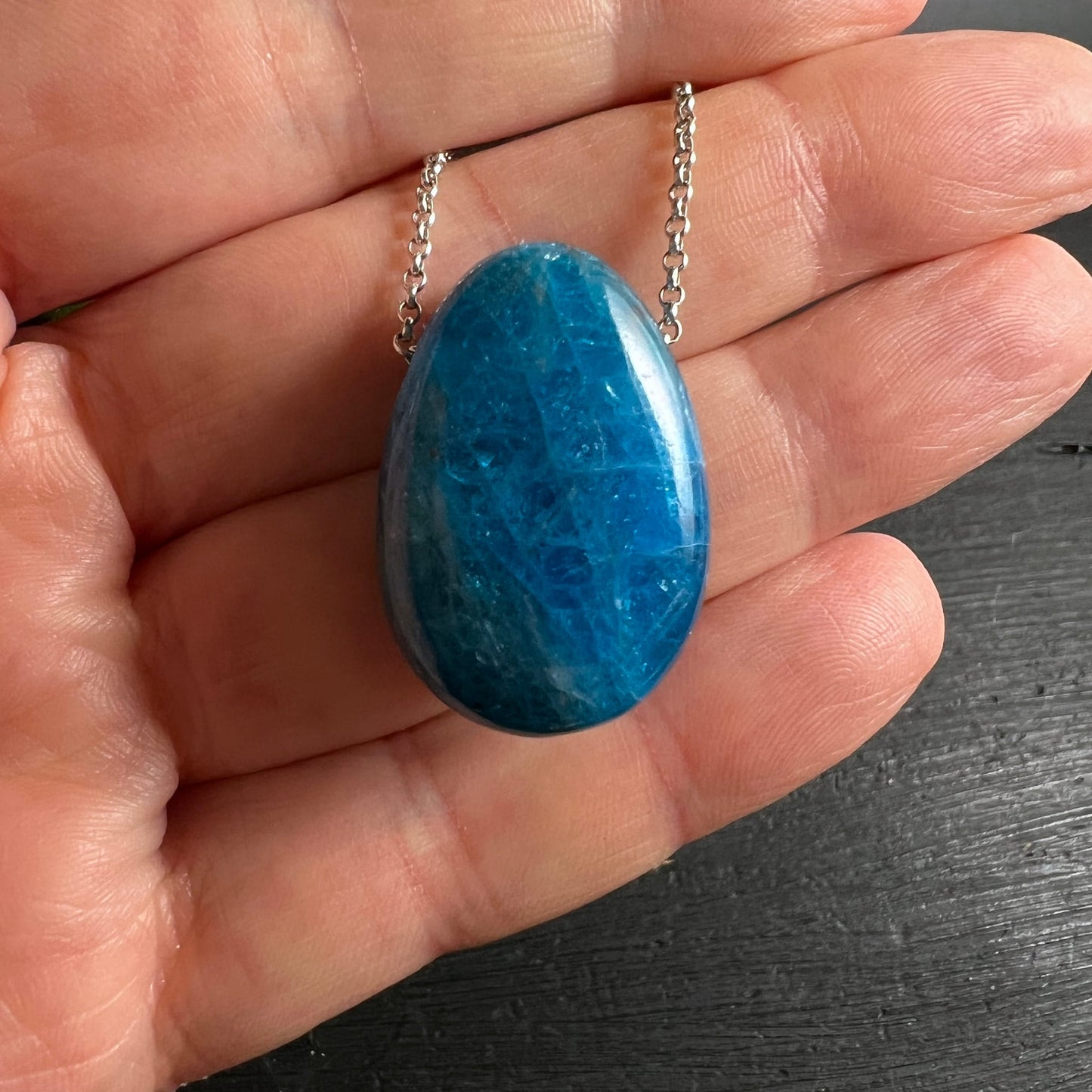Blauer Apatit Unikat | in der Hand | Größenvergleich | Silberkette | Happy Minerals