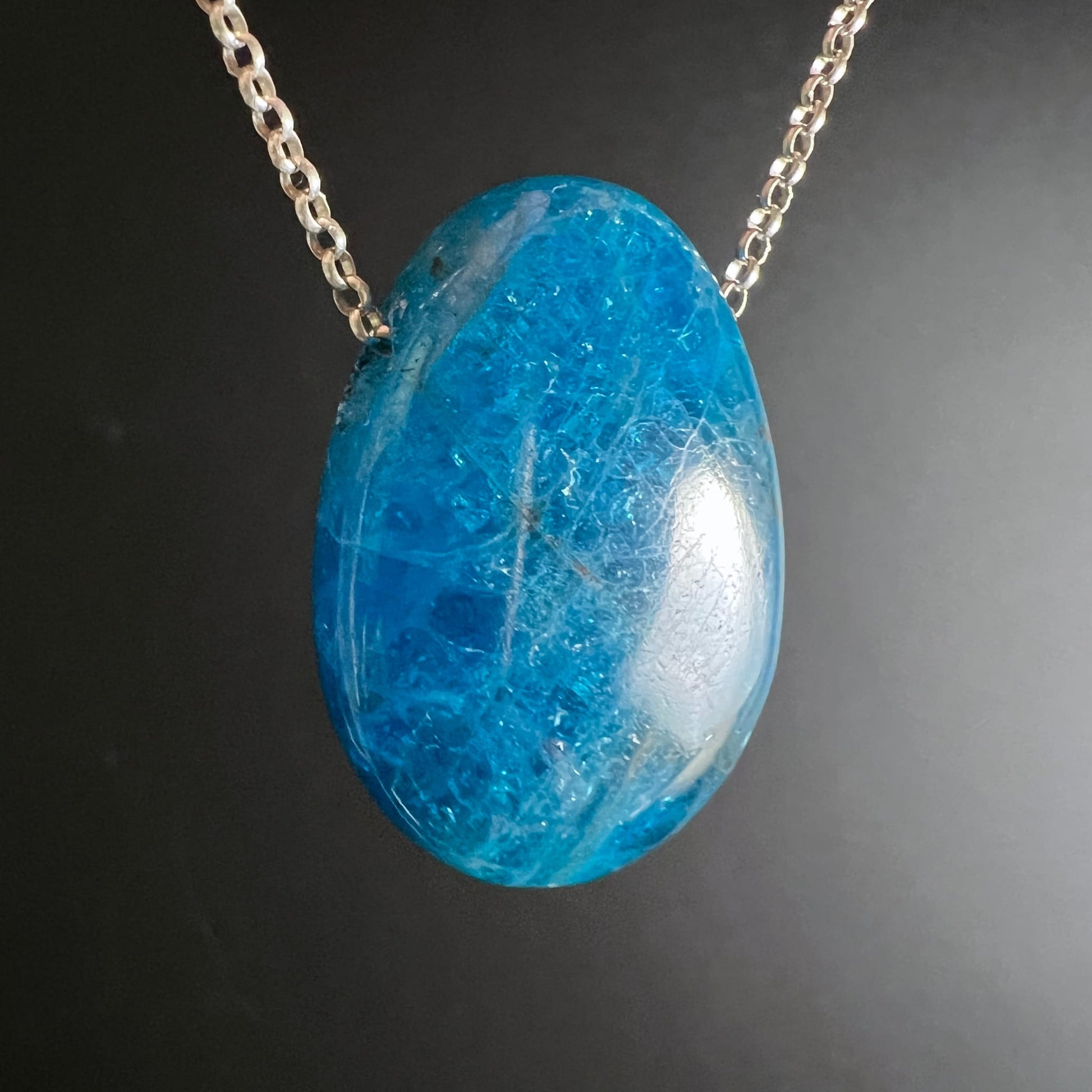 Blauer Apatit Unikat | Seitenansicht | silberne Kette | glasige Oberfläche | Happy Minerals