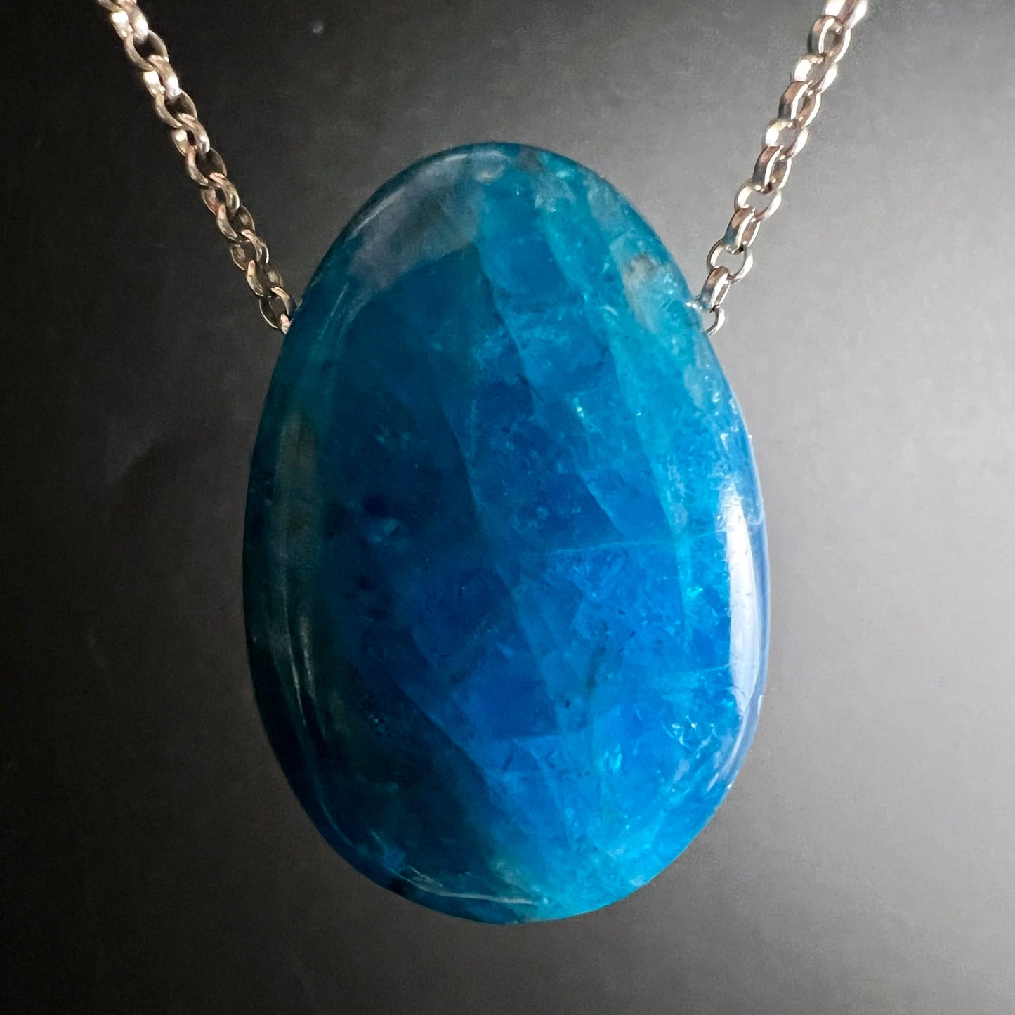 Blauer Apatit Tropfen | Vorderansicht | tief blau mit Lichtreflexen | Silberkette | Happy Minerals