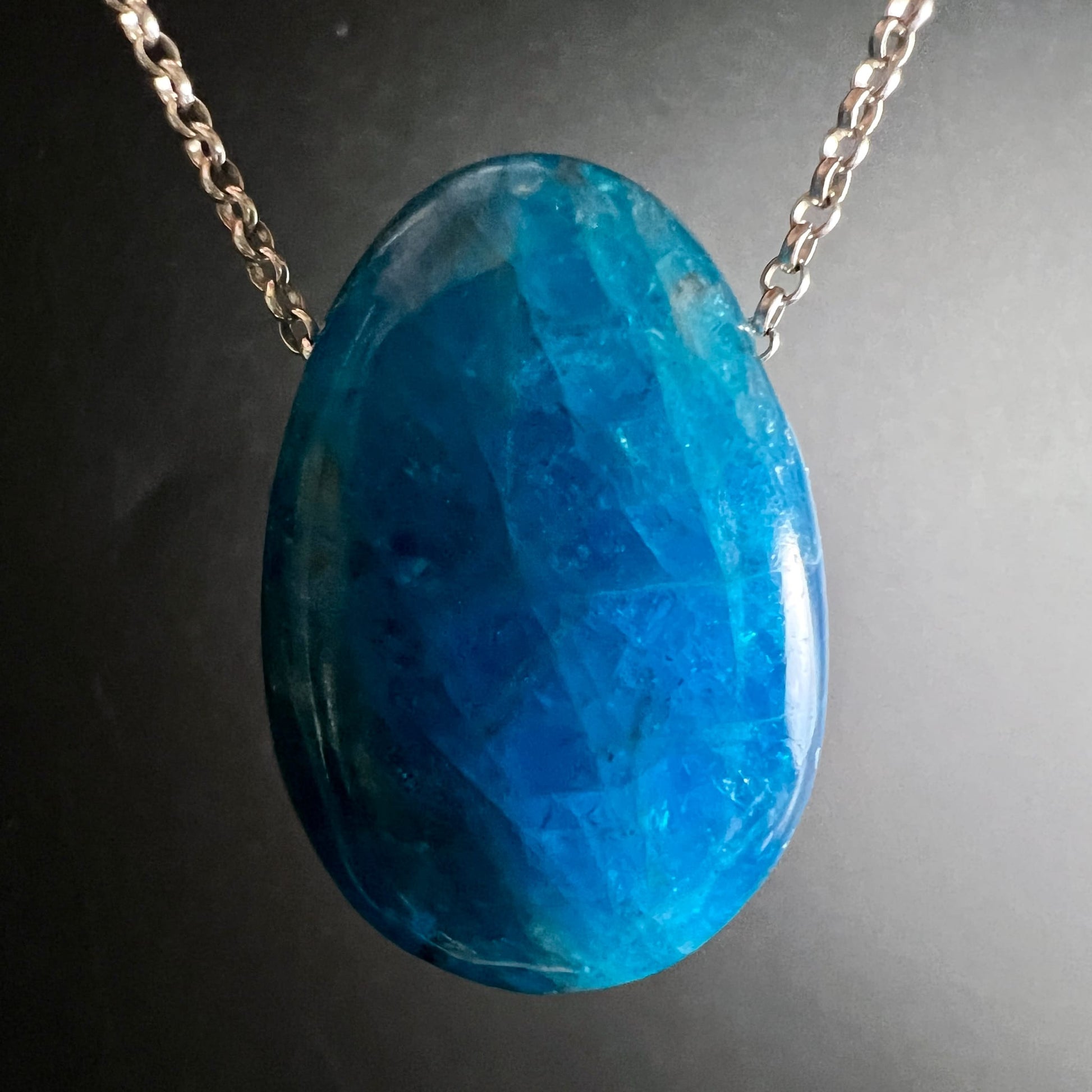 Blauer Apatit Tropfen | Vorderansicht | tief blau mit Lichtreflexen | Silberkette | Happy Minerals