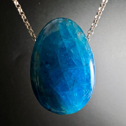 Blauer Apatit Tropfen | Vorderansicht | tief blau mit Lichtreflexen | Silberkette | Happy Minerals