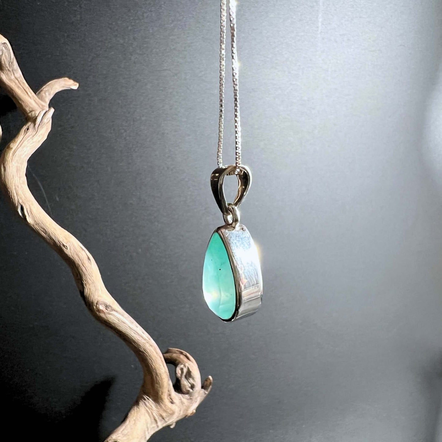 Blauer Aquapras Anhänger als elegantes Schmuckstück auf dunklem Hintergrund | Happy Minerals