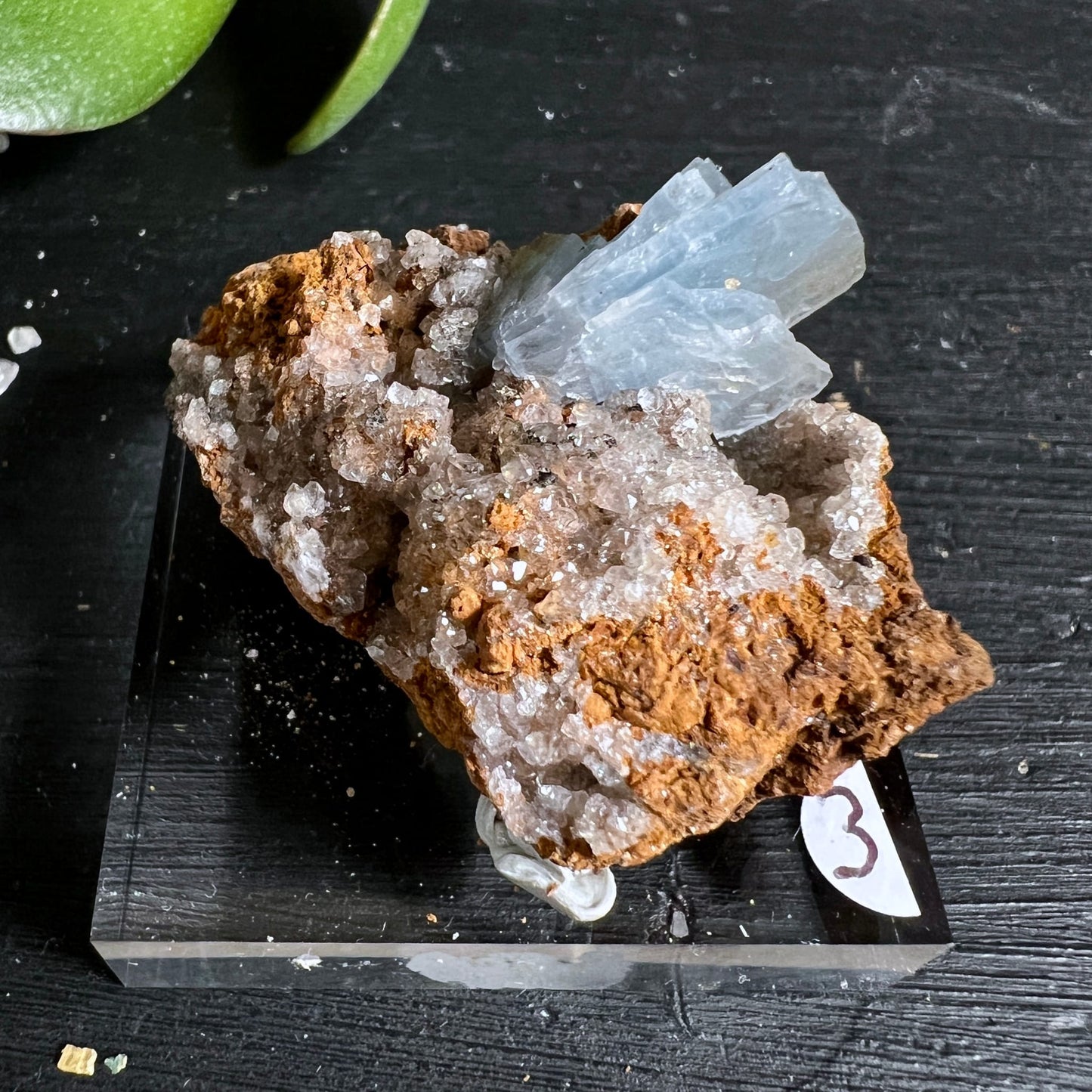 Blauer Baryt Rohstein Variante 3 | eisblauer Kristallfächer | funkelnder Quarz | orangefarbene Matrix | Happy Minerals