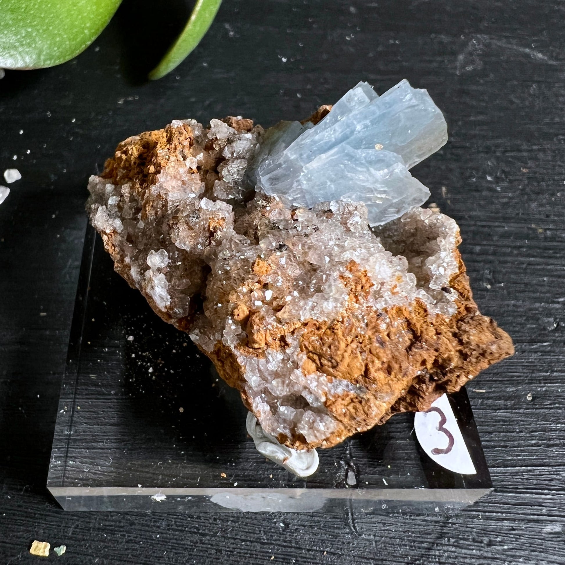Blauer Baryt Rohstein Variante 3 | eisblauer Kristallfächer | funkelnder Quarz | orangefarbene Matrix | Happy Minerals