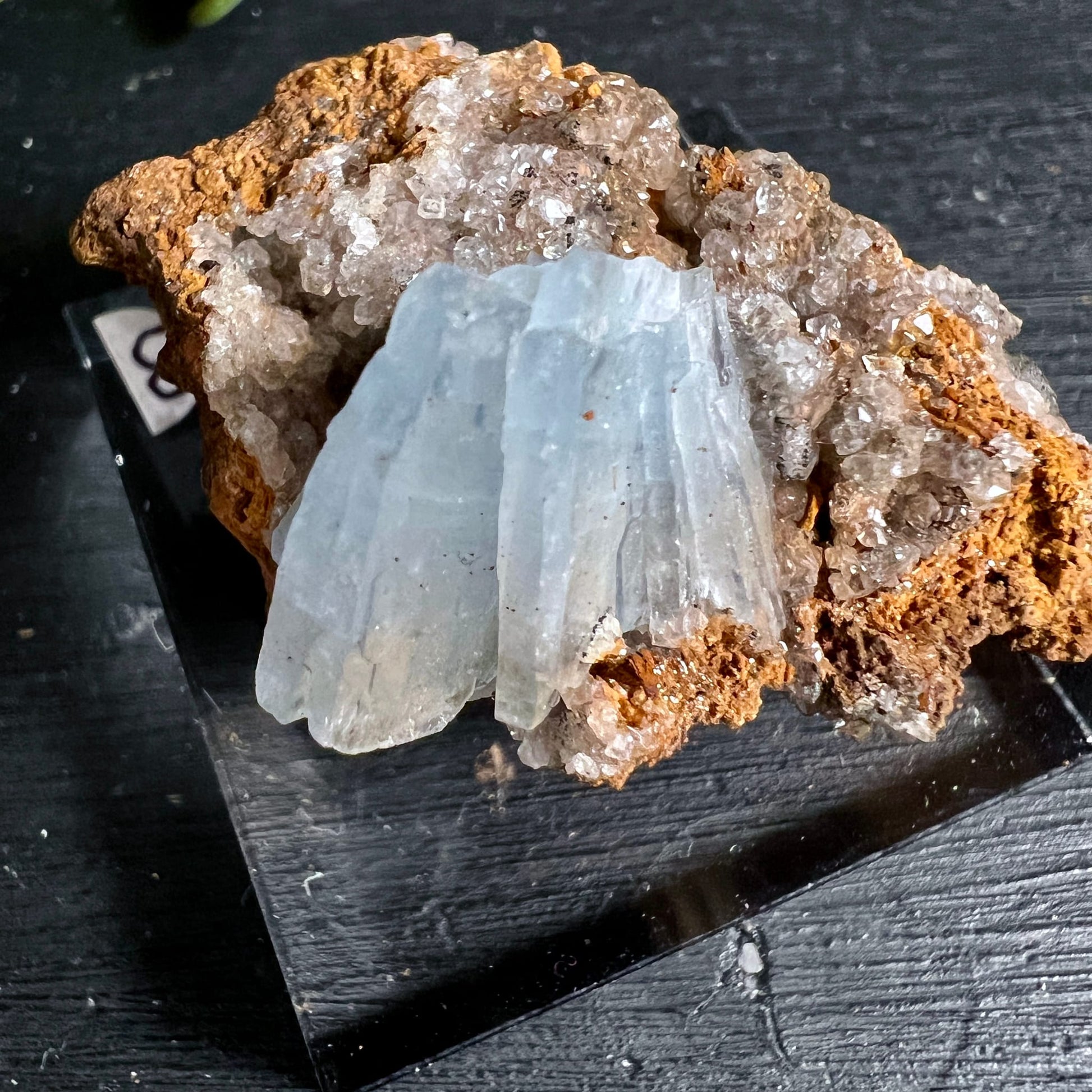 Blauer Baryt Rohstein Variante 3 | Nahaufnahme | säulige blaue Kristalle | glitzernder Quarzbesatz | Happy Minerals