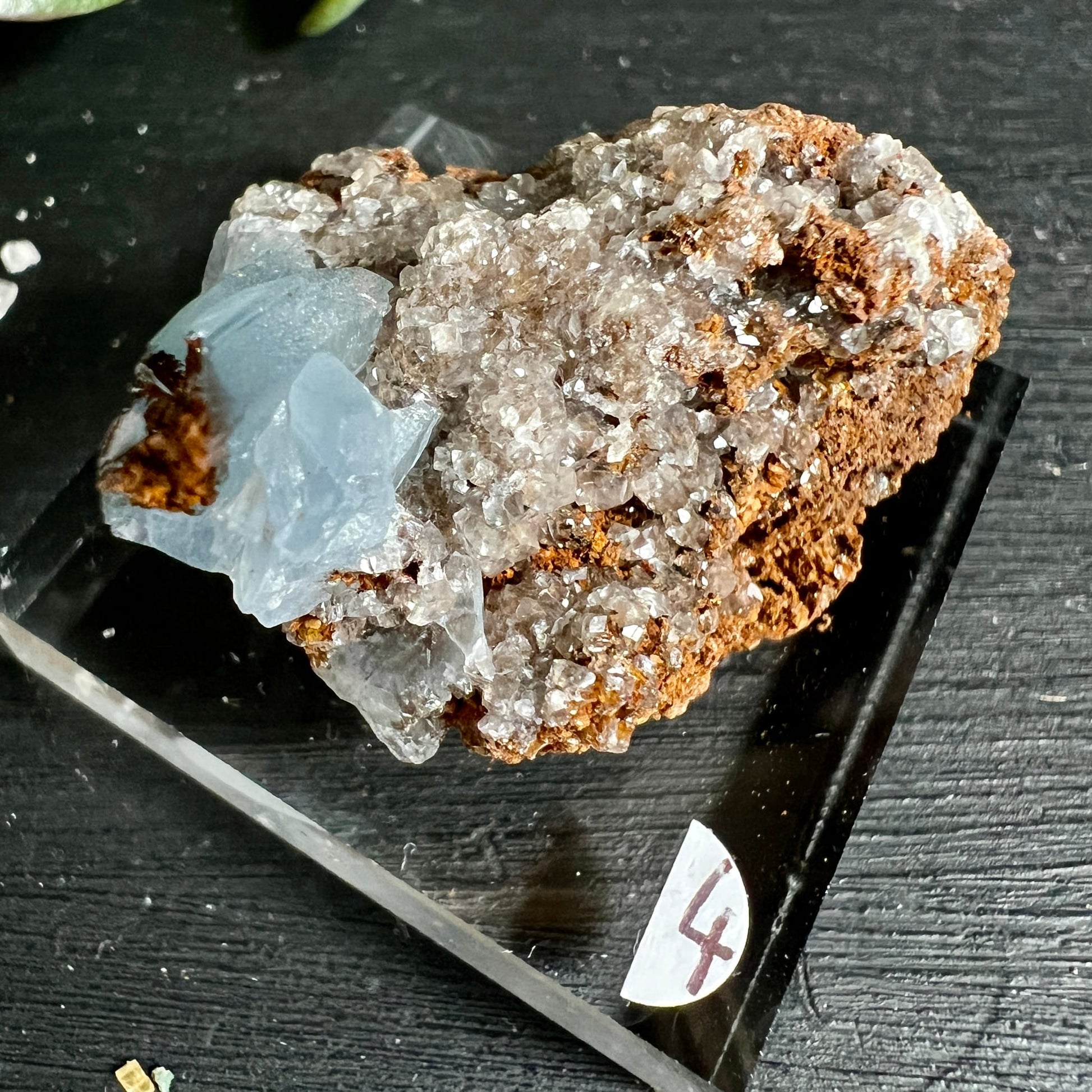Blauer Baryt Rohstein Variante 4 | Draufsicht | heller Baryt-Kristall auf funkelndem Quarz | Marokko | Happy Minerals