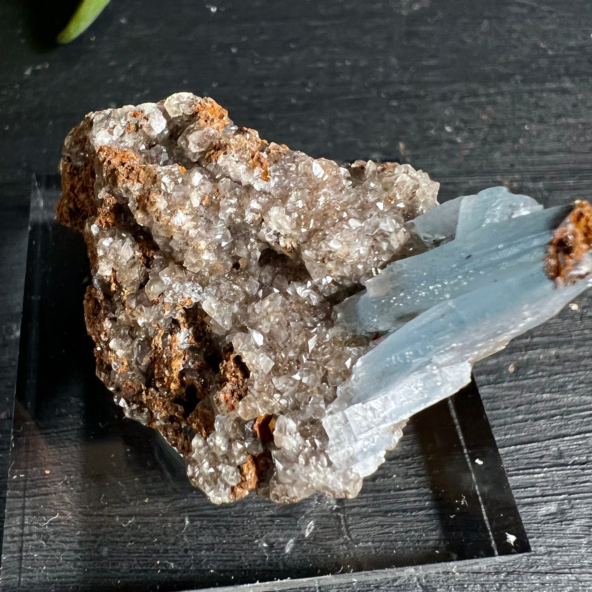Blauer Baryt Rohstein Variante 4 | zarter Kristall seitlich | silbergrauer Quarz | rostbrauner Goethit | Happy Minerals