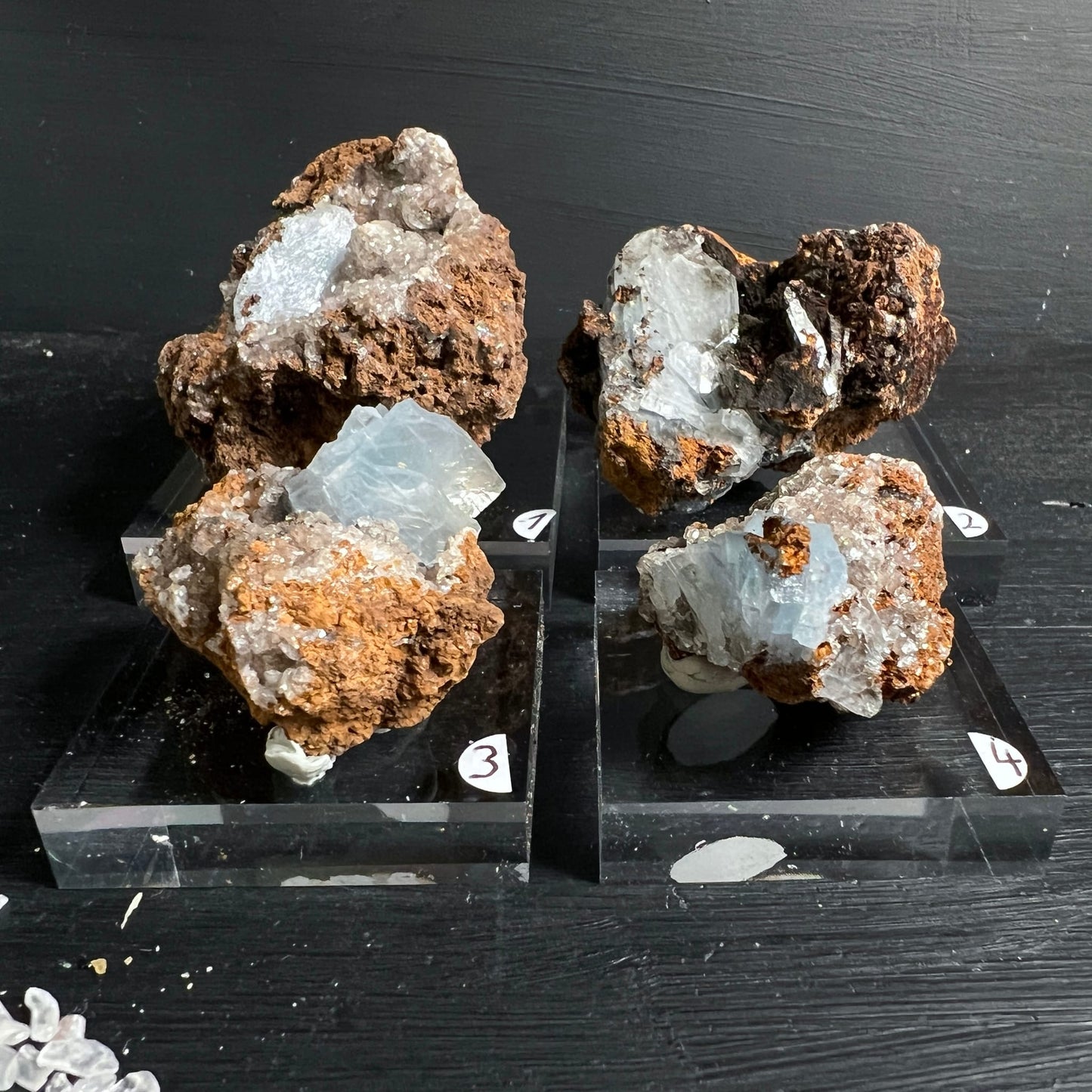 Blauer Baryt Rohstein Marokko | Varianten 3 & 4 Seitenansicht | zartes Eisblau | rostroter Matrix | Happy Minerals