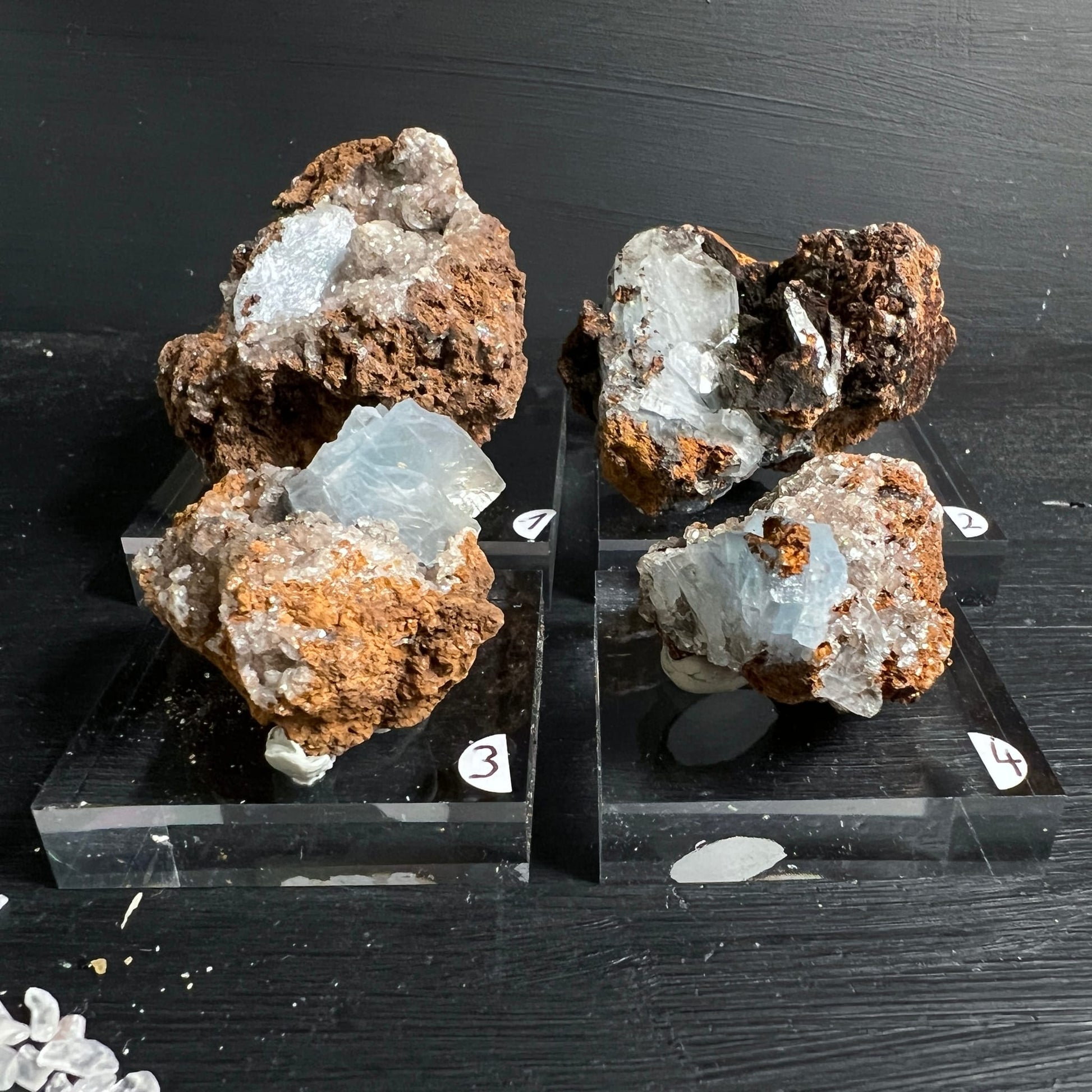 Blauer Baryt Rohstein Marokko | Varianten 3 & 4 Seitenansicht | zartes Eisblau | rostroter Matrix | Happy Minerals