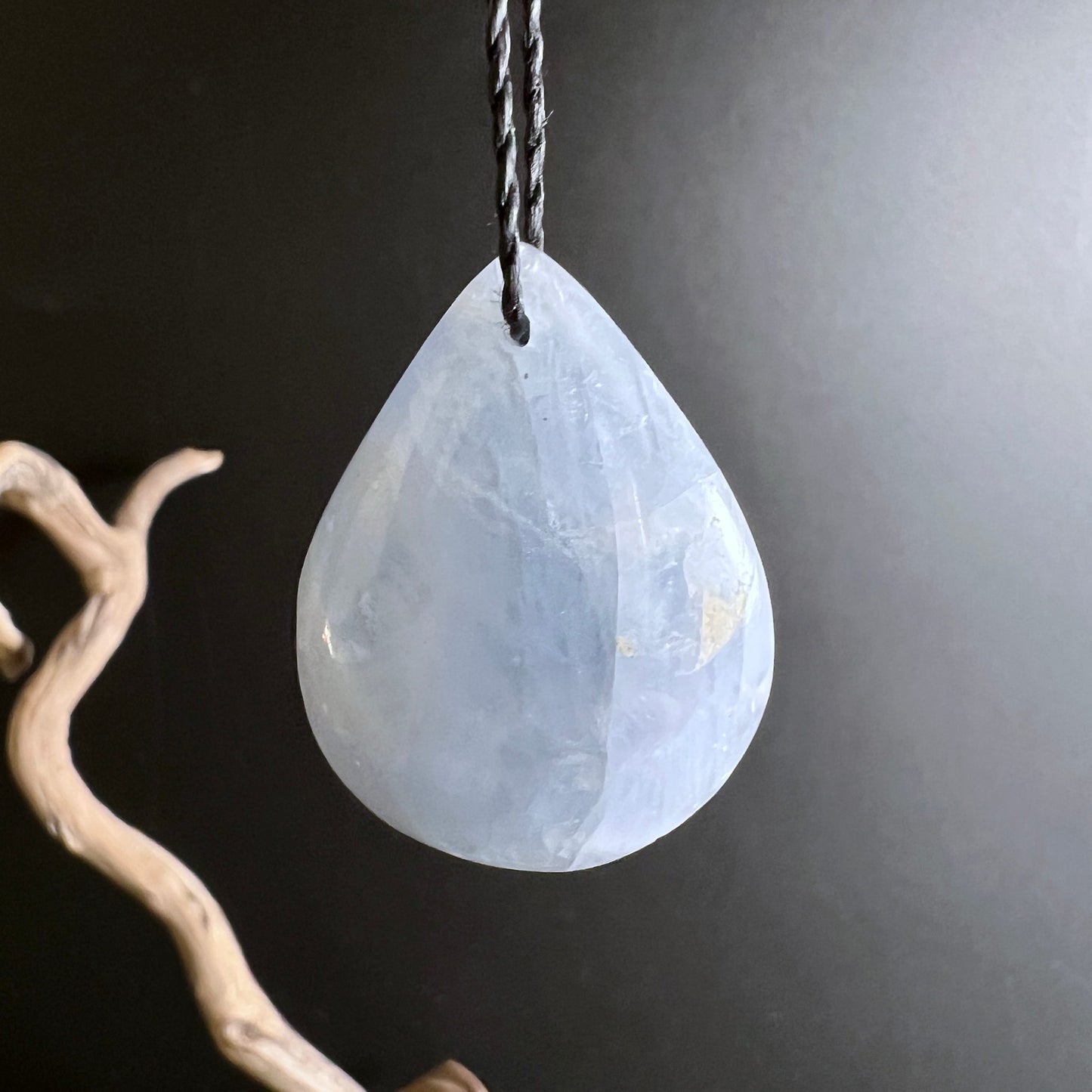 Blauer Calcit Detail | Tropfen Design | Heilstein Madagaskar | Naturschönheit | Happy Minerals