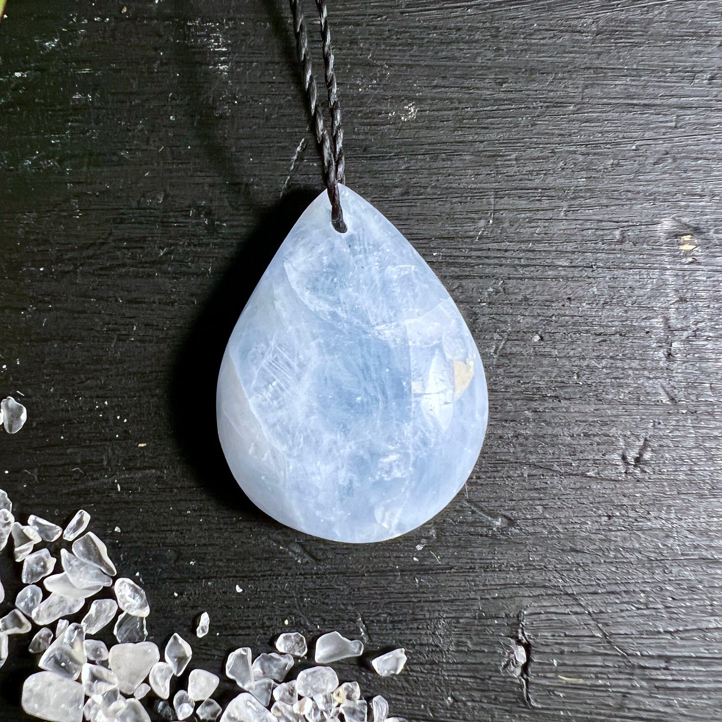 Blauer Calcit flach | Holzuntergrund | Kristall Kollektion | Mineralien Shop | Happy Minerals