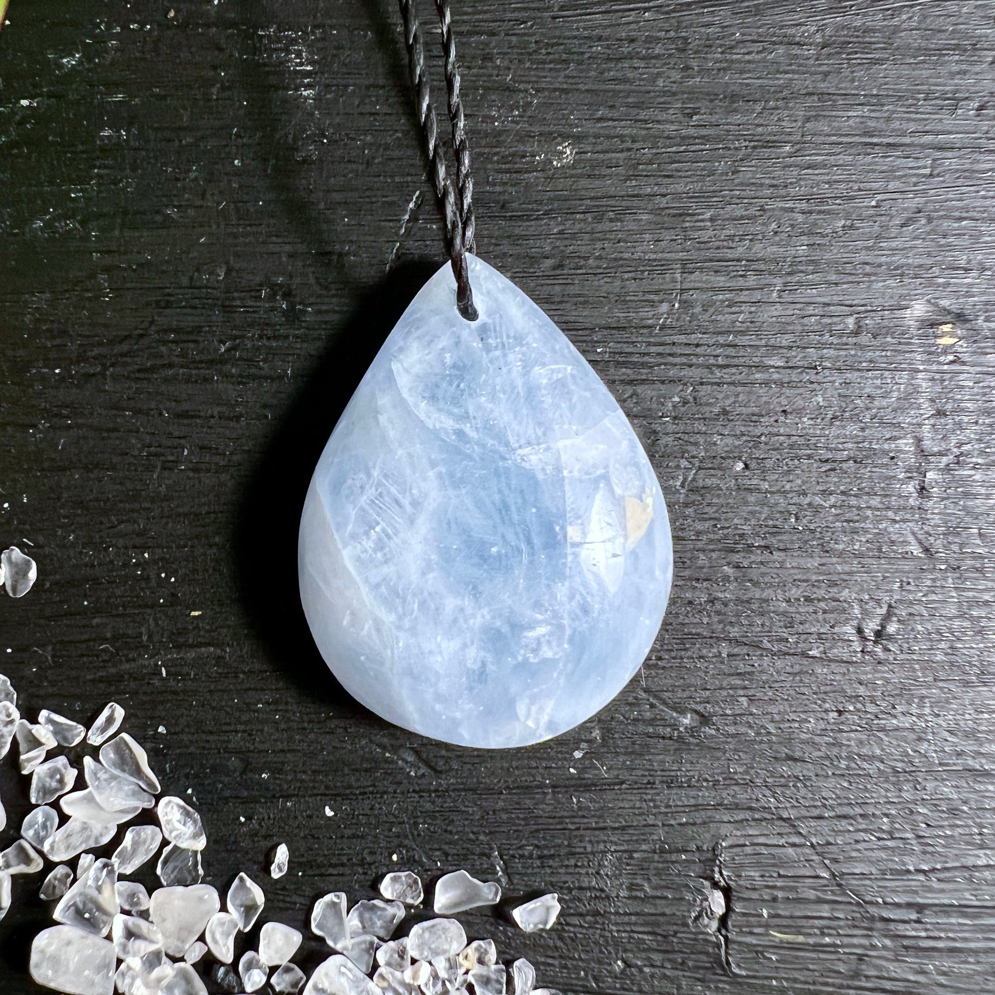 Blauer Calcit flach | Holzuntergrund | Kristall Kollektion | Mineralien Shop | Happy Minerals