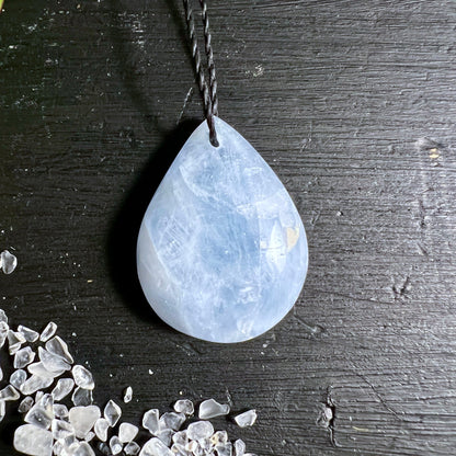 Blauer Calcit flach | Holzuntergrund | Kristall Kollektion | Mineralien Shop | Happy Minerals