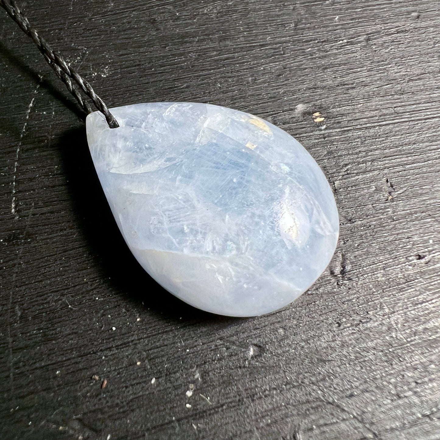 Blauer Calcit liegend | Facettierte Oberfläche | Edelstein Anhänger | Naturstein | Happy Minerals