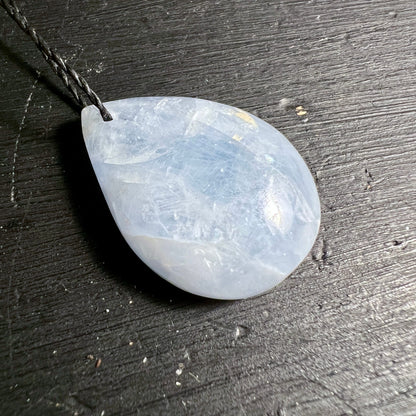 Blauer Calcit liegend | Facettierte Oberfläche | Edelstein Anhänger | Naturstein | Happy Minerals