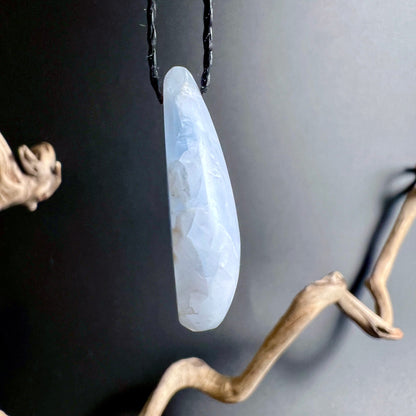 Blauer Calcit seitlich | Tropfenform | Durchscheinende Struktur | Mineralien Schmuck | Happy Minerals