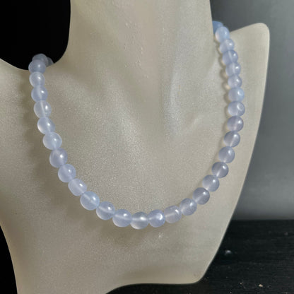 Blauer | Chalcedon | Halskette | auf | Schmuckbüste | elegant | präsentiert | Happy Minerals | Unikat
