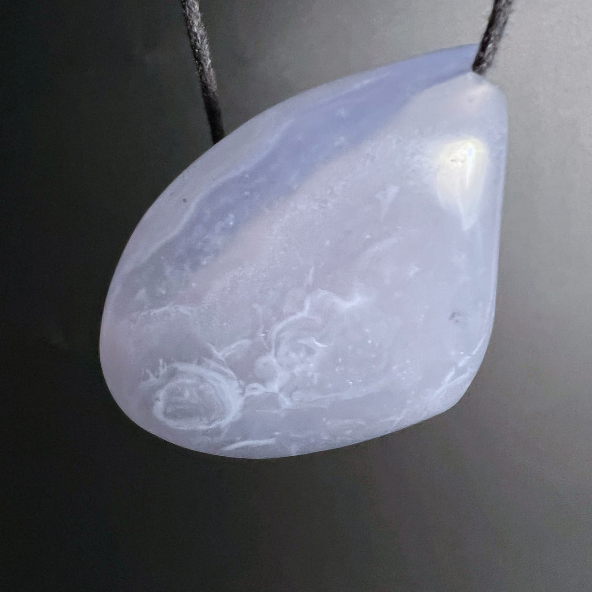 Blauer Chalcedon | Malawi | Anhänger | zartes Wolkenmuster | an Schnur | Variante 6 | Happy Minerals