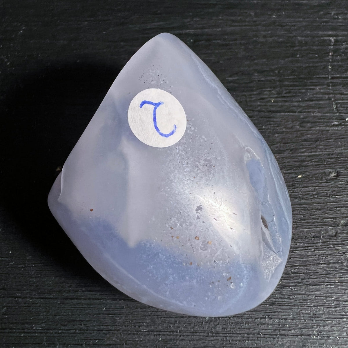 Blauer Chalcedon | Malawi | sanfter Blauverlauf | kleines Fenster | poliert | Variante 5 | Happy Minerals