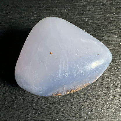 Blauer Chalcedon | Malawi | dreieckige Form | rostige Akzente | glatt poliert | Variante 9 | Happy Minerals
