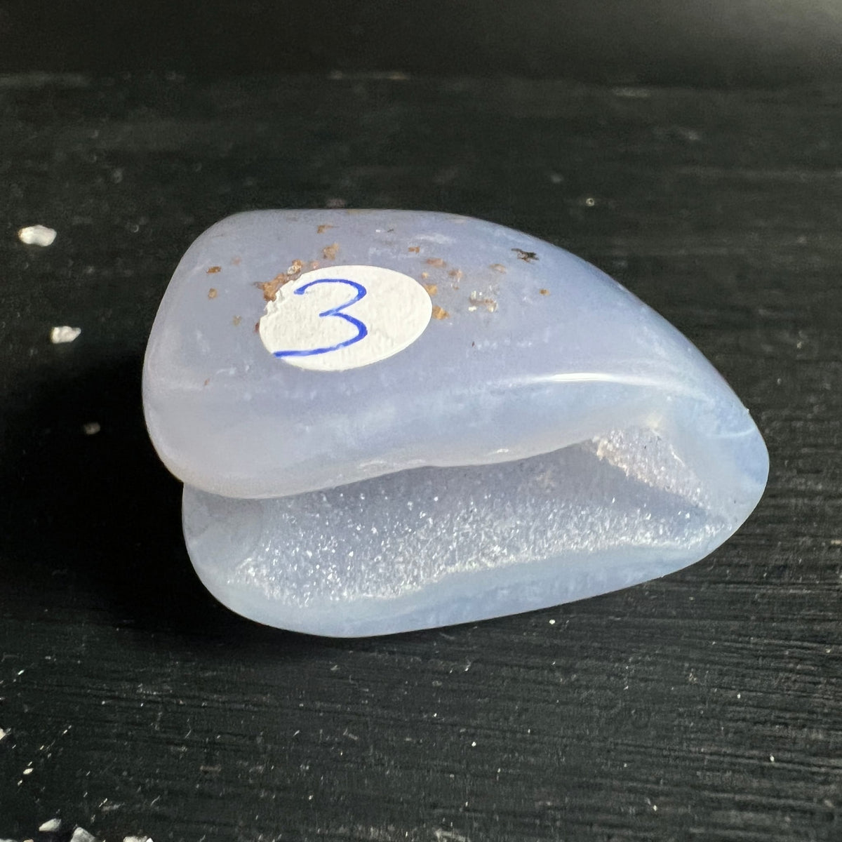Blauer Chalcedon | Malawi | kompakte Form | Druzy Hohlraum | rostbraune Sprenkel | Variante 7 | Happy Minerals