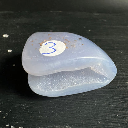 Blauer Chalcedon | Malawi | kompakte Form | Druzy Hohlraum | rostbraune Sprenkel | Variante 7 | Happy Minerals
