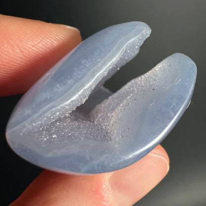 Blauer Chalcedon | Malawi | Makroaufnahme | in der Hand gehalten | glitzernde Druzy Höhle | Variante 8 | Happy Minerals