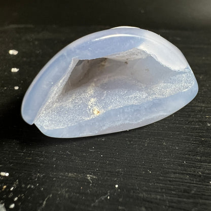 Blauer Chalcedon | Malawi | Nahaufnahme Druzy | funkelnde Kristalle | bernsteinfarbene Flecken | Variante 4 | Happy Minerals