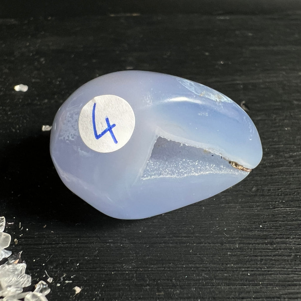 Blauer Chalcedon | Malawi | ovale Form | cremeweiß-blauer Verlauf | Druzy Fenster seitlich | Variante 10 | Happy Minerals