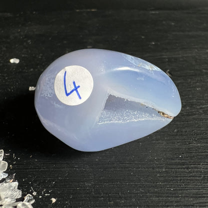 Blauer Chalcedon | Malawi | ovale Form | cremeweiß-blauer Verlauf | Druzy Fenster seitlich | Variante 10 | Happy Minerals