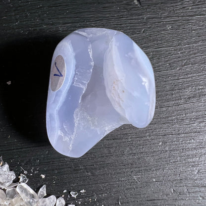 Blauer Chalcedon | Malawi | ovale Form | changierend blau-weiß | facettiert | Variante 3 | Happy Minerals