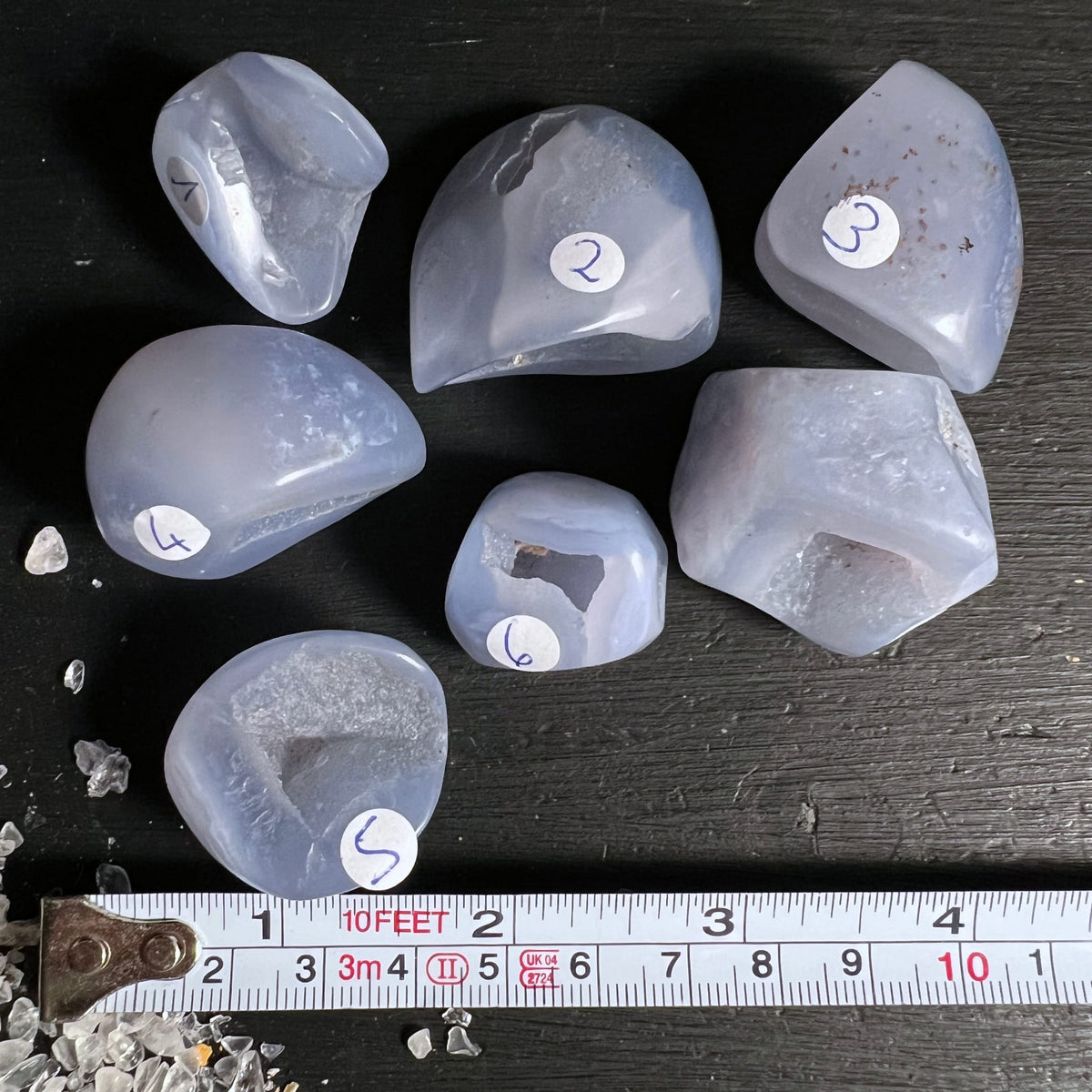 Blauer Chalcedon | Malawi | 7 Steine Übersicht | Druzy Hohlraum | Maßband | Variante 1 | Happy Minerals