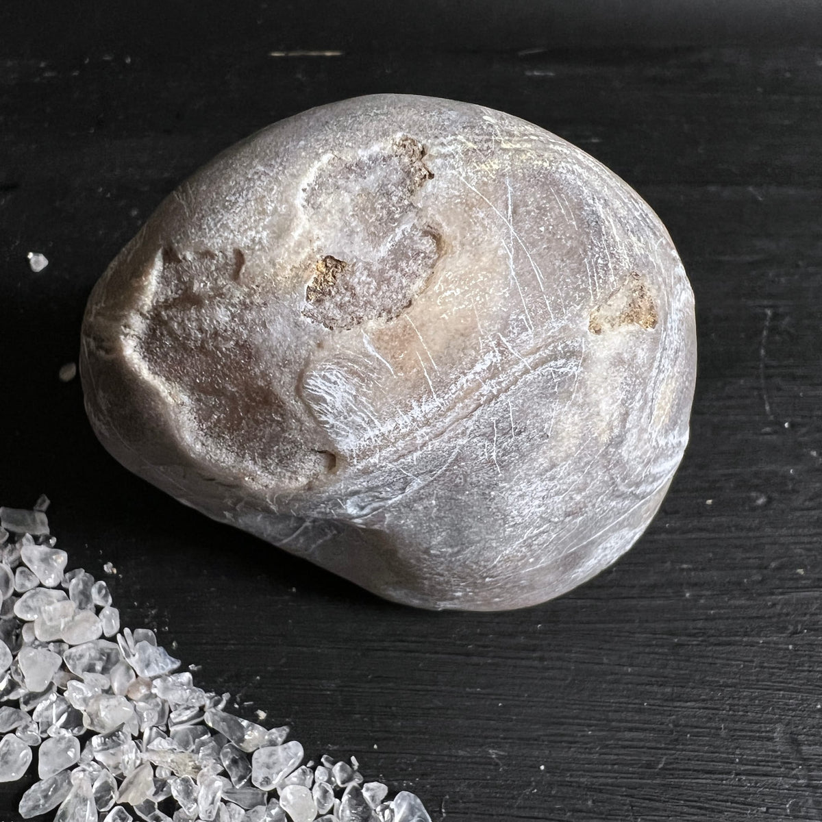 Blauer Chalcedon Variante A | raue Außenkruste | naturbelassene Oberfläche | erdige Beigetöne | Happy Minerals