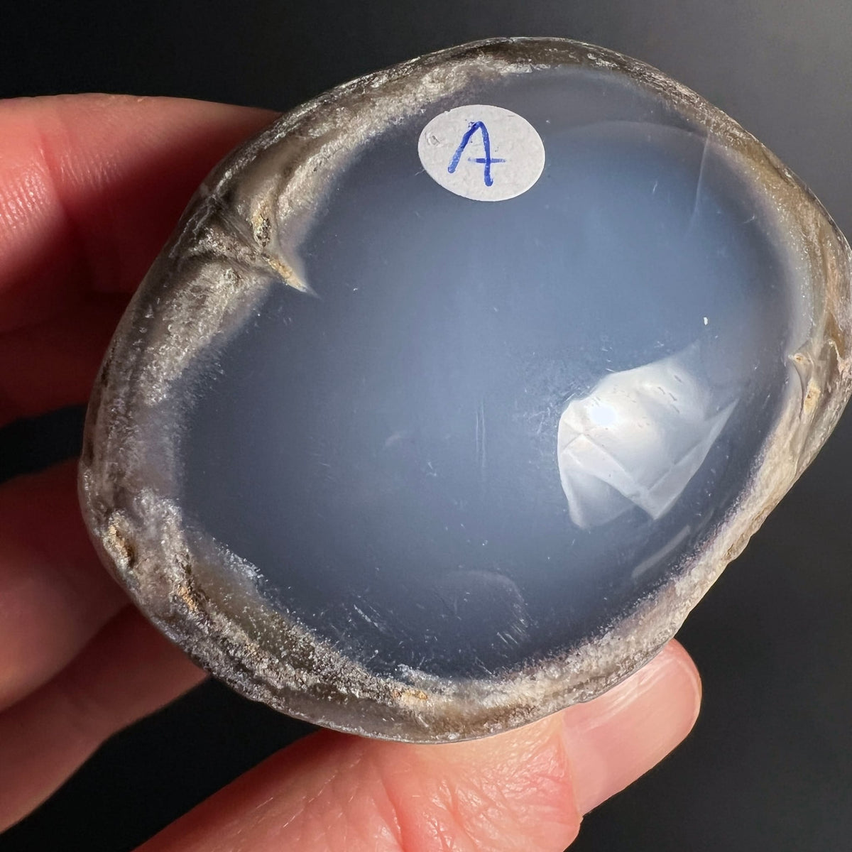 Blauer Chalcedon Variante A | in der Hand gehalten | seidig-blaue Tiefe | natürliche Maserung | Happy Minerals