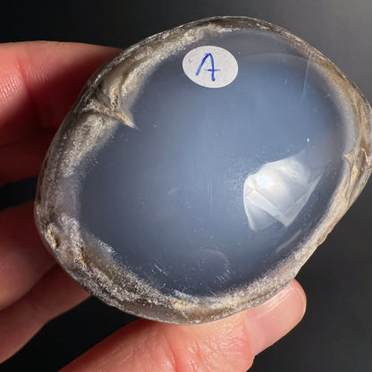 Blauer Chalcedon Variante A | in der Hand gehalten | seidig-blaue Tiefe | natürliche Maserung | Happy Minerals