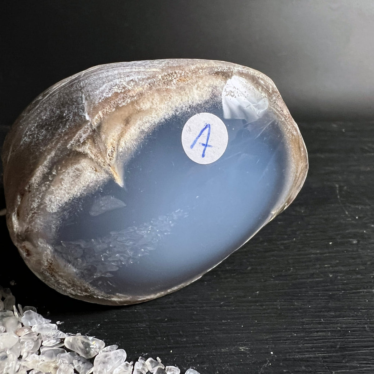 Blauer Chalcedon Variante A | milchig-blaue Innenfläche | sanfter Glanz | anpolierter Rohstein | Happy Minerals