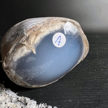 Blauer Chalcedon Variante A | milchig-blaue Innenfläche | sanfter Glanz | anpolierter Rohstein | Happy Minerals