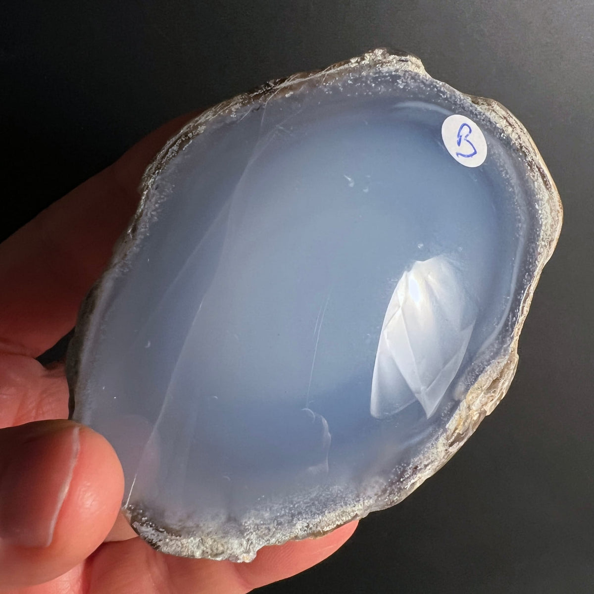 Blauer Chalcedon Variante B | handgroßes Fenster | klares Blaugrau | transparente Tiefe | Happy Minerals