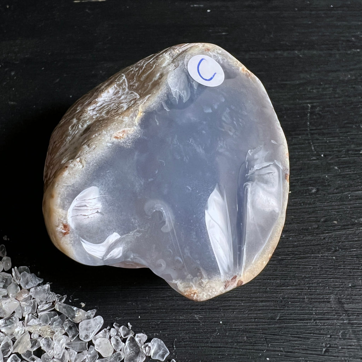 Blauer Chalcedon Variante C | wolkige Innenstruktur | sanfte Blautöne | glatte Fensterfläche | Happy Minerals
