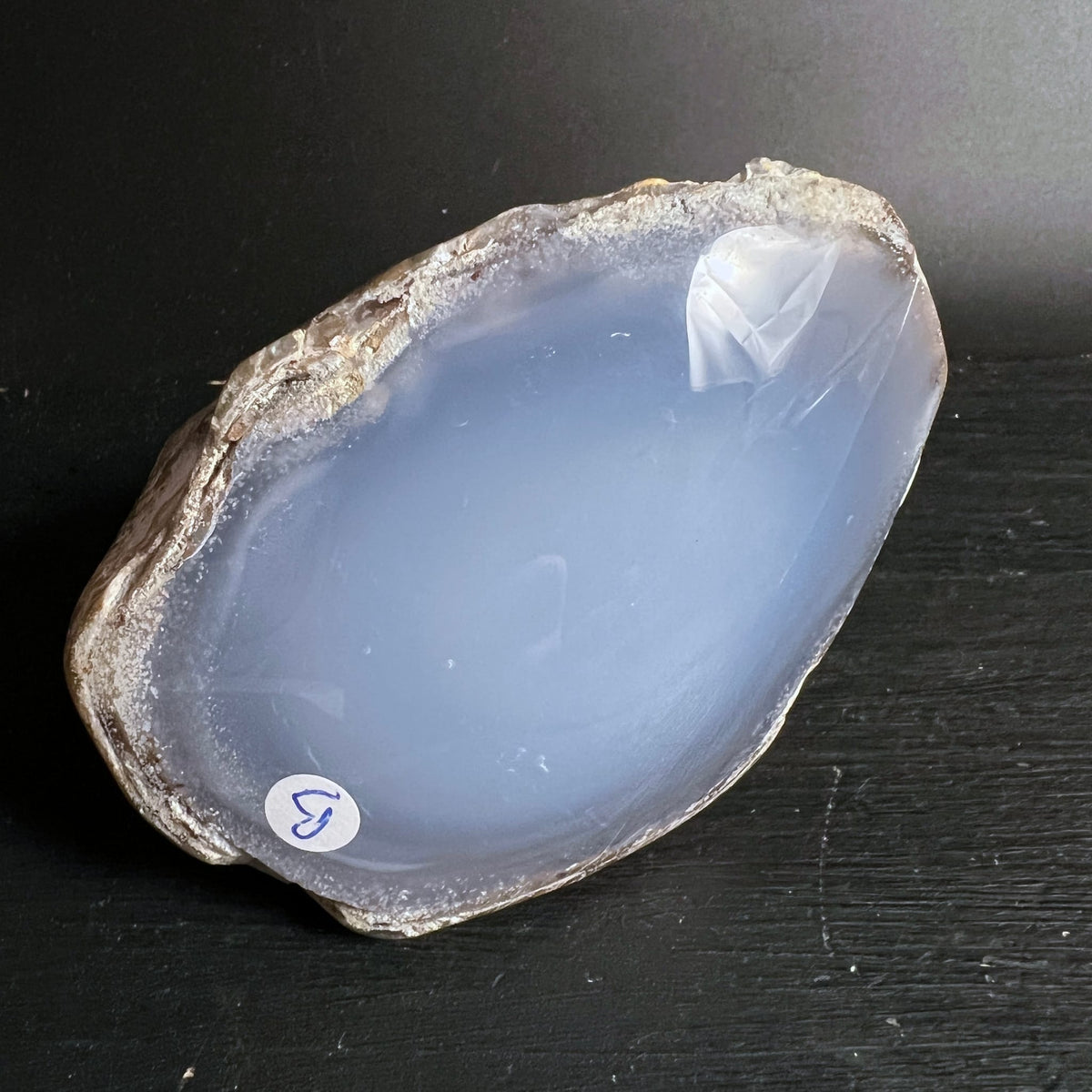 Blauer Chalcedon Variante D | hellblaue Fensterfläche | glatt poliert | feine Lichtreflexe | Happy Minerals