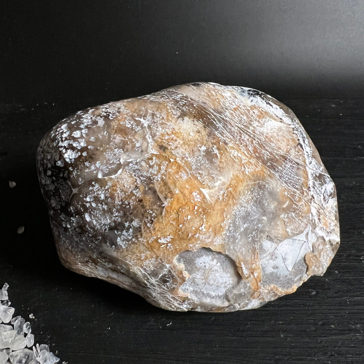 Blauer Chalcedon Variante E | rostige Außenkruste | ockerfarbene Einschlüsse | ursprüngliche Textur | Happy Minerals
