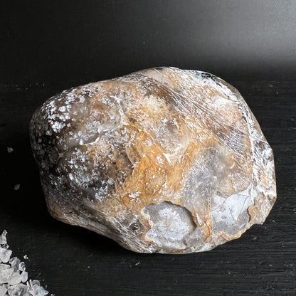 Blauer Chalcedon Variante E | rostige Außenkruste | ockerfarbene Einschlüsse | ursprüngliche Textur | Happy Minerals