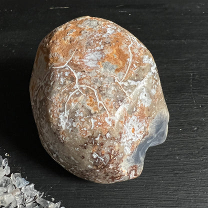Blauer Chalcedon Variante F | ockerbraune Außenkruste | natürliche Risslinien | roher Charakter | Happy Minerals