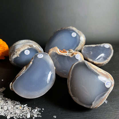 Blauer Chalcedon Kollektion | sechs Rohsteine | zarte Grau-Blau-Nuancen | mit Bergkristall-Splittern | Happy Minerals