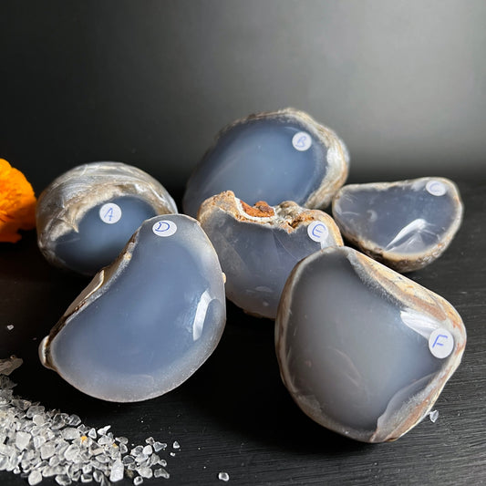 Blauer Chalcedon Kollektion | sechs Rohsteine | zarte Grau-Blau-Nuancen | mit Bergkristall-Splittern | Happy Minerals