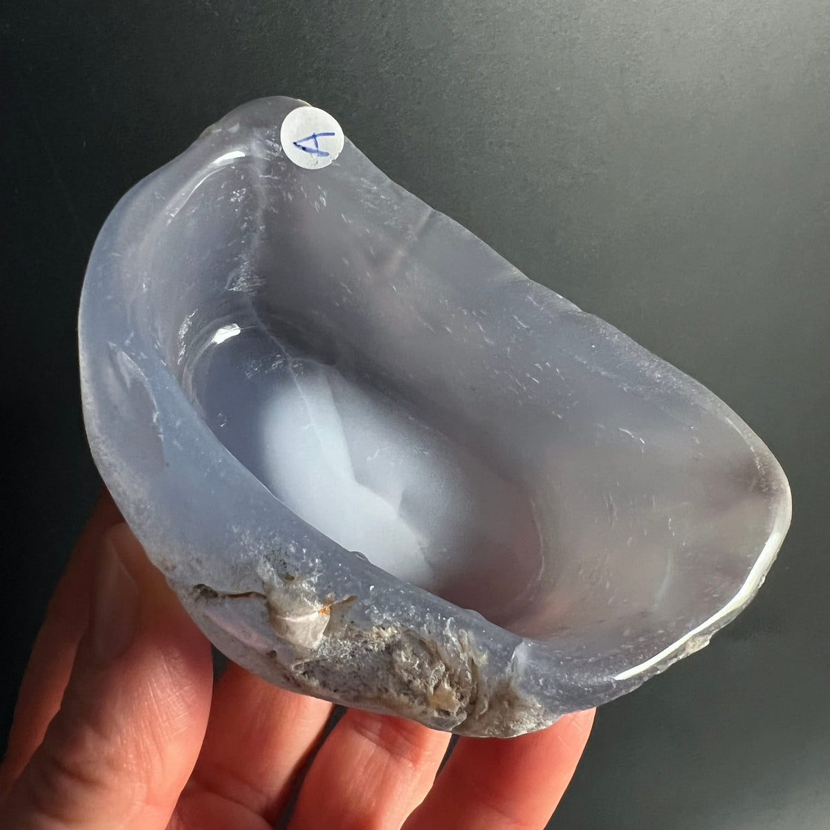 Blauer Chalcedon Schale Variante A | handgehalten | glänzende blaue Innenfläche | Happy Minerals